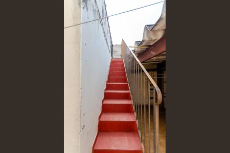 Casa à venda com 250m², 4 quartos e 2 vagas Casa à venda com 250m², 4 quartos e 2 vagasEscada