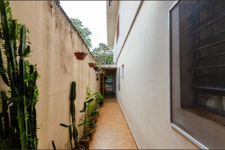 Casa à venda com 250m², 4 quartos e 2 vagas Casa à venda com 250m², 4 quartos e 2 vagasCorredor externo