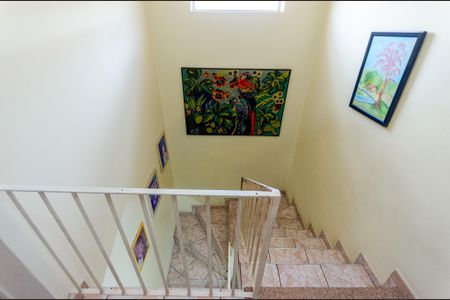 Casa à venda com 250m², 4 quartos e 2 vagas Casa à venda com 250m², 4 quartos e 2 vagasEscada