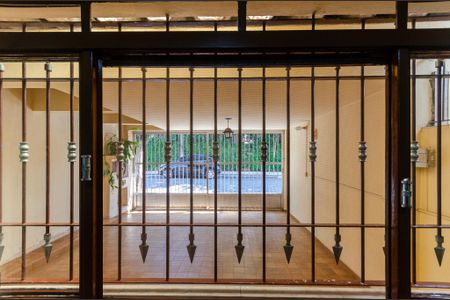 Casa à venda com 250m², 4 quartos e 2 vagas Casa à venda com 250m², 4 quartos e 2 vagasSala - Janela