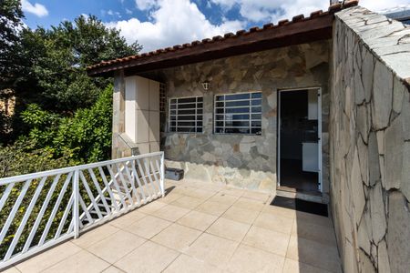 Casa à venda com 200m², 3 quartos e 3 vagas Casa à venda com 200m², 3 quartos e 3 vagasTerraço