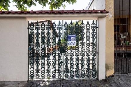 Casa à venda com 200m², 3 quartos e 3 vagas Casa à venda com 200m², 3 quartos e 3 vagasFachada