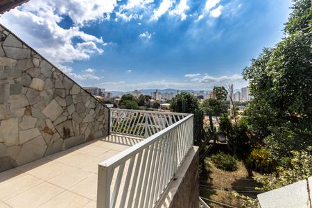 Casa à venda com 200m², 3 quartos e 3 vagas Casa à venda com 200m², 3 quartos e 3 vagasTerraço