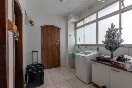 Apartamento à venda com 220m², 4 quartos e 2 vagas Apartamento à venda com 220m², 4 quartos e 2 vagasÁrea de Serviço