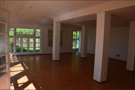 Sala de casa para alugar com 3 quartos, 150m² em Itaipava, Petrópolis
