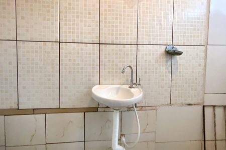 Banheiro de casa para alugar com 1 quarto, 30m² em Senhor dos Passos, Belo Horizonte