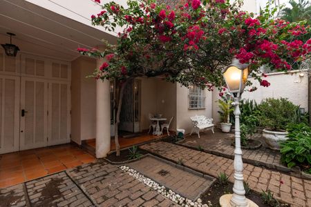 Casa à venda com 350m², 4 quartos e 4 vagasEntrada
