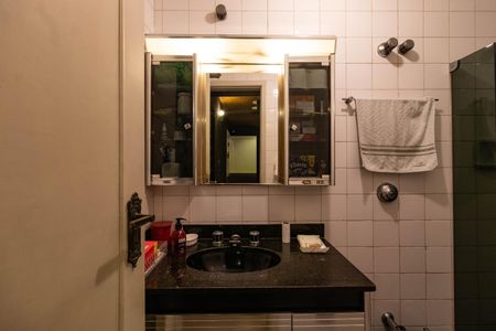 Casa à venda com 350m², 4 quartos e 4 vagasEdícula - Banheiro da Suíte 