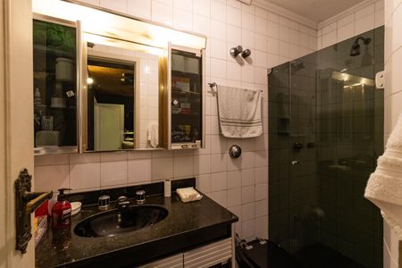 Casa à venda com 350m², 4 quartos e 4 vagasEdícula - Banheiro da Suíte 