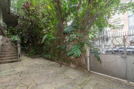 Casa para alugar com 173m², 7 quartos e 3 vagasQuintal - Garagem