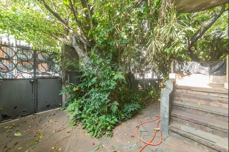 Casa para alugar com 173m², 7 quartos e 3 vagasQuintal - Garagem