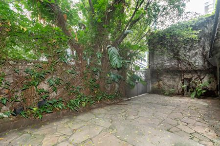 Casa para alugar com 173m², 7 quartos e 3 vagasQuintal - Garagem