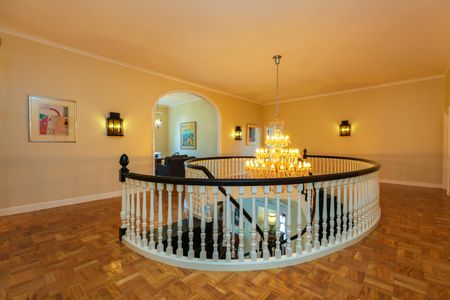 Casa à venda com 1050m², 4 quartos e 6 vagas Casa à venda com 1050m², 4 quartos e 6 vagasHall Superior