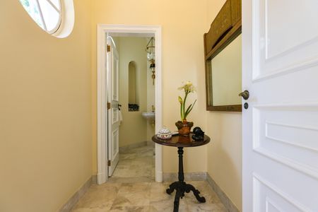 Casa à venda com 1050m², 4 quartos e 6 vagas Casa à venda com 1050m², 4 quartos e 6 vagasLavabo