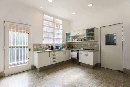 Casa à venda com 1050m², 4 quartos e 6 vagas Casa à venda com 1050m², 4 quartos e 6 vagasCozinha
