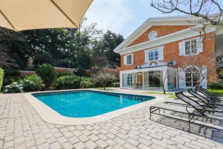 Casa à venda com 1050m², 4 quartos e 6 vagas Casa à venda com 1050m², 4 quartos e 6 vagasÁrea externa