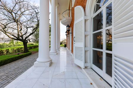 Casa à venda com 1050m², 4 quartos e 6 vagas Casa à venda com 1050m², 4 quartos e 6 vagasÁrea externa