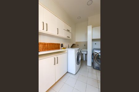 Casa à venda com 1050m², 4 quartos e 6 vagas Casa à venda com 1050m², 4 quartos e 6 vagasÁrea de Serviço