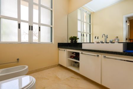 Casa à venda com 1050m², 4 quartos e 6 vagas Casa à venda com 1050m², 4 quartos e 6 vagasBanheiro da Suíte 1