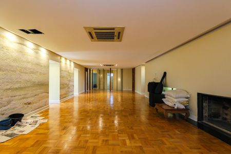 Casa à venda com 1050m², 4 quartos e 6 vagas Casa à venda com 1050m², 4 quartos e 6 vagasCinema