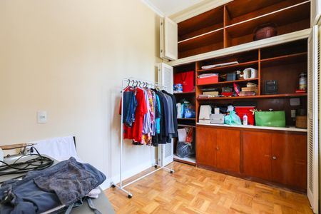 Casa à venda com 1050m², 4 quartos e 6 vagas Casa à venda com 1050m², 4 quartos e 6 vagasCloset