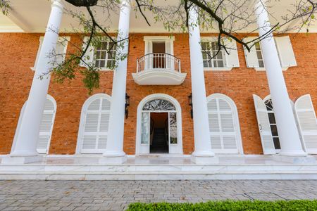 Casa à venda com 1050m², 4 quartos e 6 vagas Casa à venda com 1050m², 4 quartos e 6 vagasÁrea externa