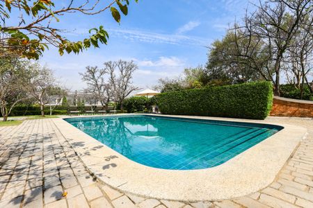 Casa à venda com 1050m², 4 quartos e 6 vagas Casa à venda com 1050m², 4 quartos e 6 vagasÁrea externa