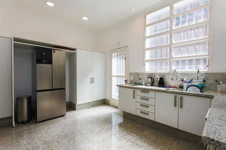 Casa à venda com 1050m², 4 quartos e 6 vagas Casa à venda com 1050m², 4 quartos e 6 vagasCozinha