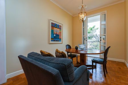 Casa à venda com 1050m², 4 quartos e 6 vagas Casa à venda com 1050m², 4 quartos e 6 vagasHall Superior