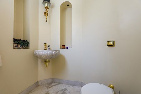 Casa à venda com 1050m², 4 quartos e 6 vagas Casa à venda com 1050m², 4 quartos e 6 vagasLavabo