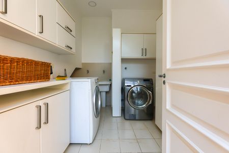 Casa à venda com 1050m², 4 quartos e 6 vagas Casa à venda com 1050m², 4 quartos e 6 vagasÁrea de Serviço