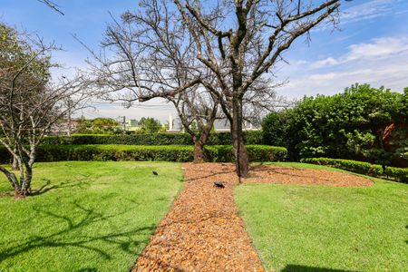 Casa à venda com 1050m², 4 quartos e 6 vagas Casa à venda com 1050m², 4 quartos e 6 vagasÁrea externa