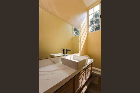Casa à venda com 1050m², 4 quartos e 6 vagas Casa à venda com 1050m², 4 quartos e 6 vagasCinema
