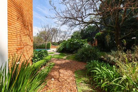 Casa à venda com 1050m², 4 quartos e 6 vagas Casa à venda com 1050m², 4 quartos e 6 vagasÁrea externa