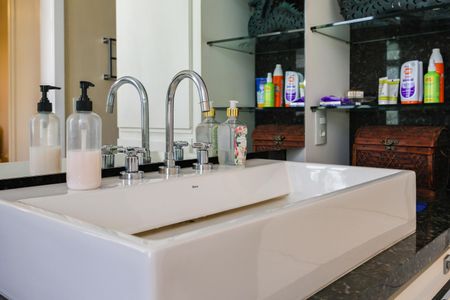 Casa à venda com 1050m², 4 quartos e 6 vagas Casa à venda com 1050m², 4 quartos e 6 vagasBanheiro da Suíte 1