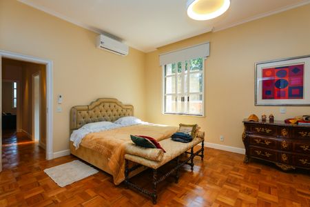 Casa à venda com 1050m², 4 quartos e 6 vagas Casa à venda com 1050m², 4 quartos e 6 vagasSuíte Americana