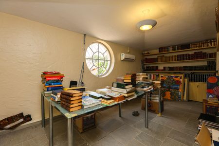 Casa à venda com 1050m², 4 quartos e 6 vagas Casa à venda com 1050m², 4 quartos e 6 vagasBiblioteca