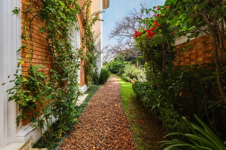 Casa à venda com 1050m², 4 quartos e 6 vagas Casa à venda com 1050m², 4 quartos e 6 vagasÁrea externa