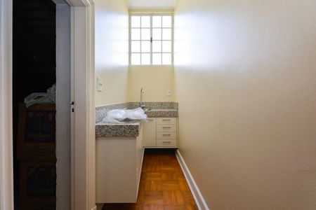 Casa à venda com 1050m², 4 quartos e 6 vagas Casa à venda com 1050m², 4 quartos e 6 vagasCinema