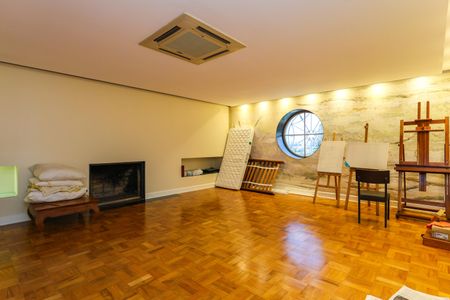 Casa à venda com 1050m², 4 quartos e 6 vagas Casa à venda com 1050m², 4 quartos e 6 vagasCinema
