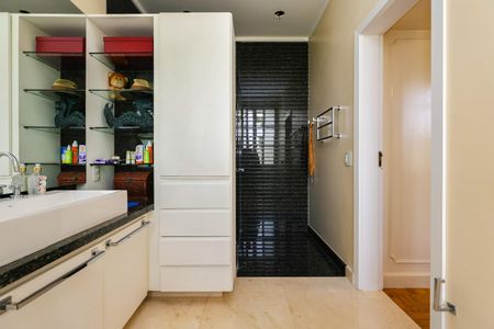 Casa à venda com 1050m², 4 quartos e 6 vagas Casa à venda com 1050m², 4 quartos e 6 vagasBanheiro da Suíte 1