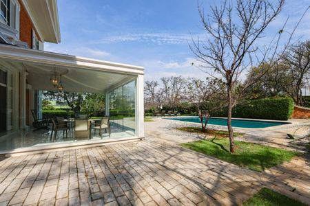 Casa à venda com 1050m², 4 quartos e 6 vagas Casa à venda com 1050m², 4 quartos e 6 vagasÁrea externa