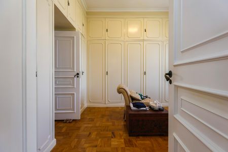 Casa à venda com 1050m², 4 quartos e 6 vagas Casa à venda com 1050m², 4 quartos e 6 vagasCloset da suíte 2