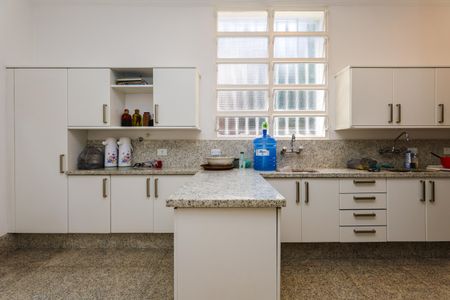 Casa à venda com 1050m², 4 quartos e 6 vagas Casa à venda com 1050m², 4 quartos e 6 vagasCozinha