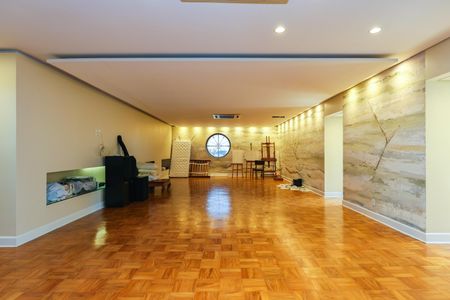 Casa à venda com 1050m², 4 quartos e 6 vagas Casa à venda com 1050m², 4 quartos e 6 vagasCinema