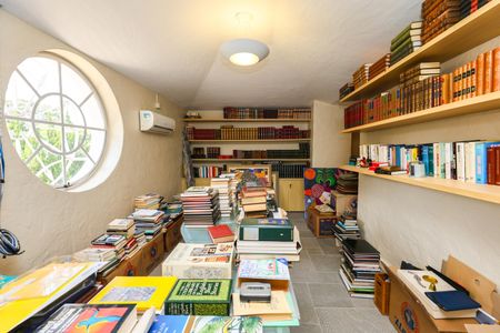 Casa à venda com 1050m², 4 quartos e 6 vagas Casa à venda com 1050m², 4 quartos e 6 vagasBiblioteca