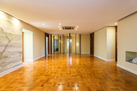 Casa à venda com 1050m², 4 quartos e 6 vagas Casa à venda com 1050m², 4 quartos e 6 vagasCinema