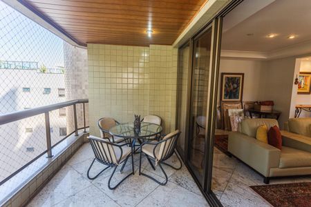 Apartamento à venda com 200m², 4 quartos e 4 vagasVaranda na Sala 1