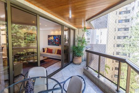 Apartamento à venda com 200m², 4 quartos e 4 vagasVaranda na Sala 1