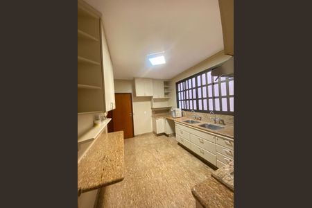 Cozinha de casa para alugar com 3 quartos, 350m² em Osvaldo Rezende, Uberlândia